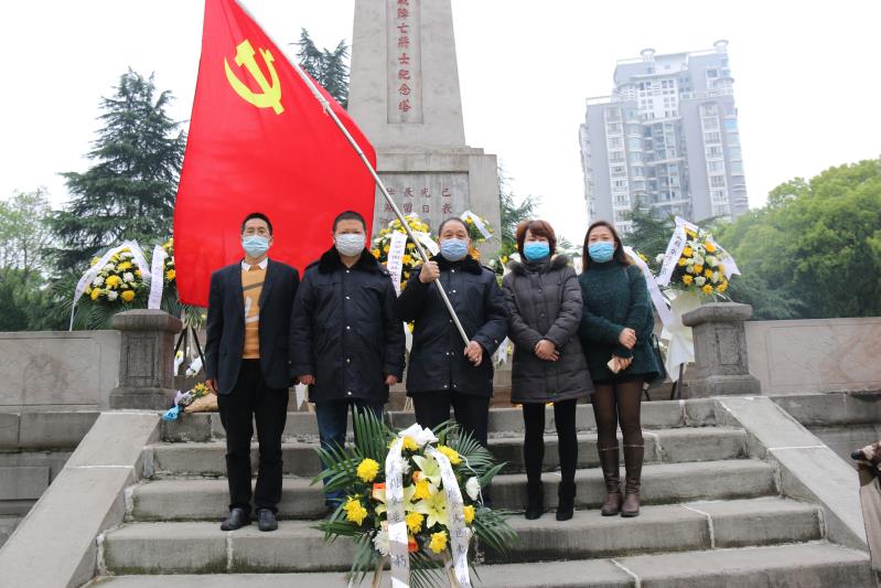 湘北汽運黨支部主題黨日活動，緬懷抗日英烈，祭掃墓地，敬獻(xiàn)花籃。