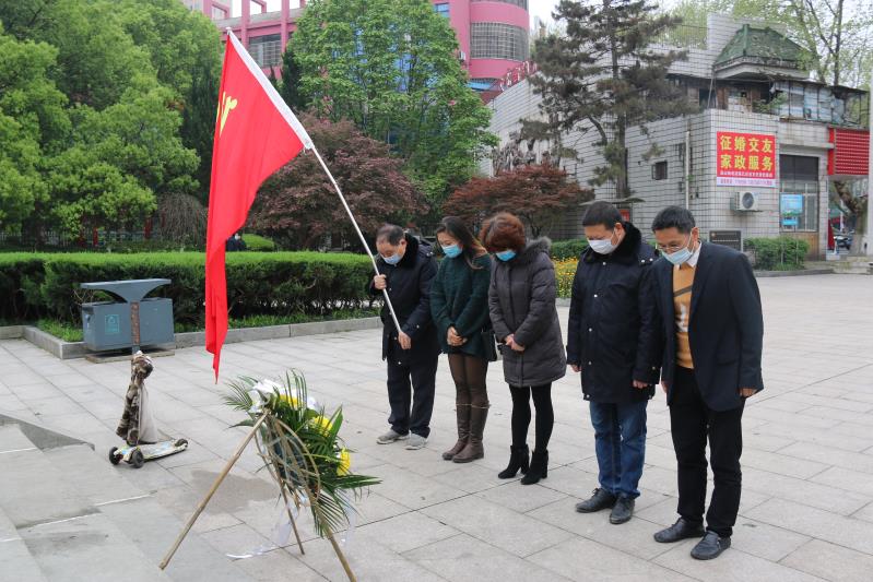 湘北汽運(yùn)黨支部主題黨日活動，緬懷抗日英烈，祭掃墓地，敬獻(xiàn)花籃。